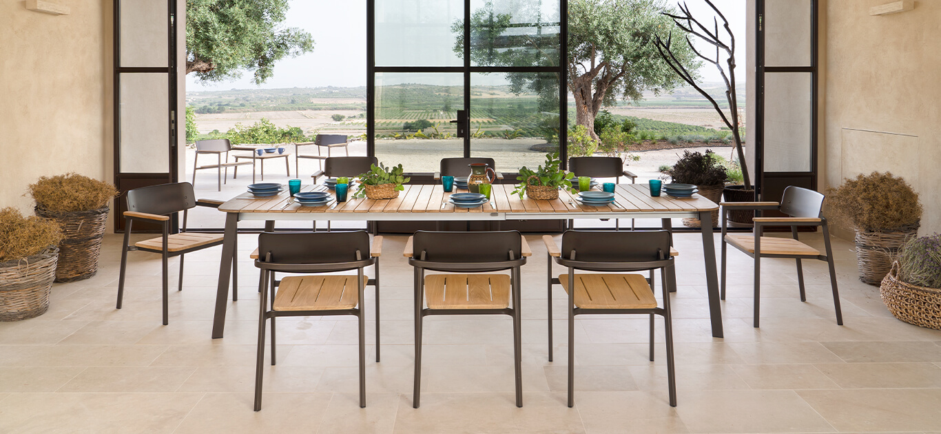Linea completa e dal design essenziale, la famiglia di arredi in alluminio e teak Shine ha un’intrinseca poliedricità che la rende perfetta per ambienti indoor e outdoor. Sedia, poltroncina, relax e sgabello sono disponibili sia con sedile in alluminio che in teak. Completano la collezione lettini singoli con struttura sia in alluminio che in teak, lettini doppi, tavoli di varie dimensioni, fissi ed estensibili, per differenti esigenze di spazio e diversi contesti d’uso.